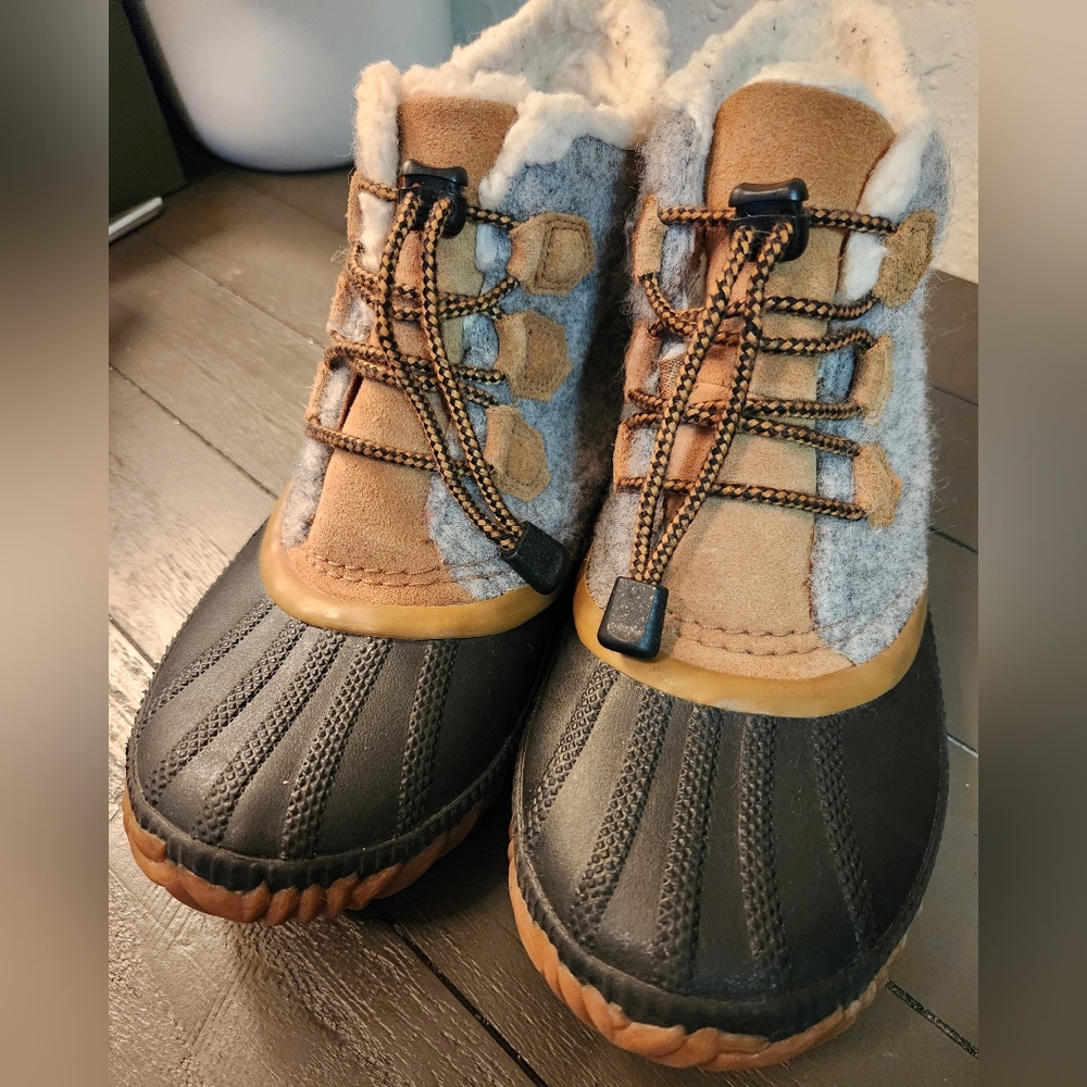 Sorel Waterproof Gray and Tan Boots - Picture 6 of 9